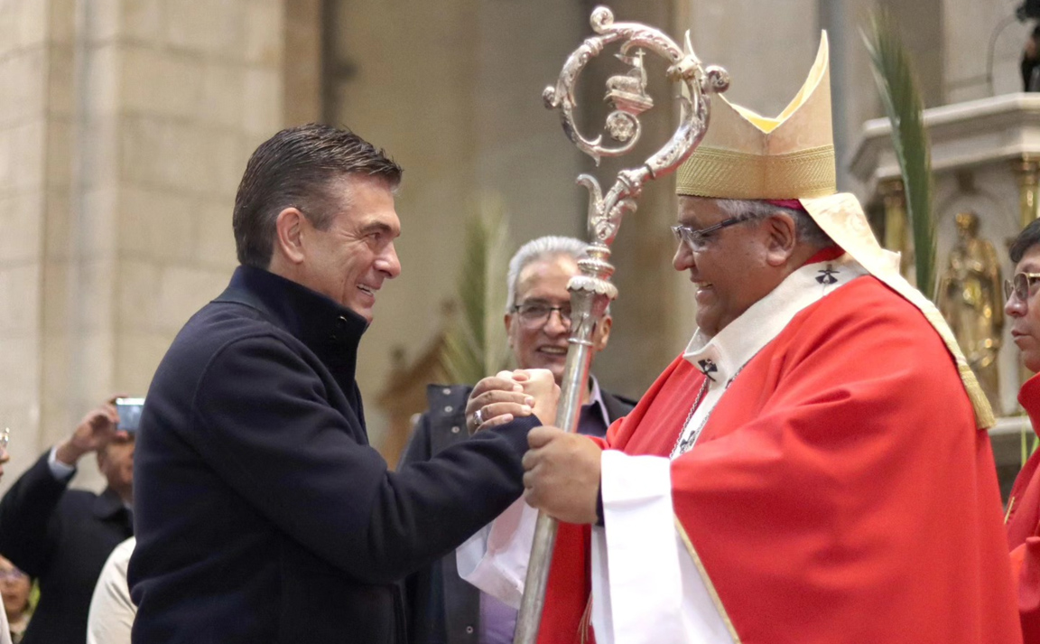 Retorno de los símbolos: Después de años un presidente vuelve a misa de Domingo de Ramos