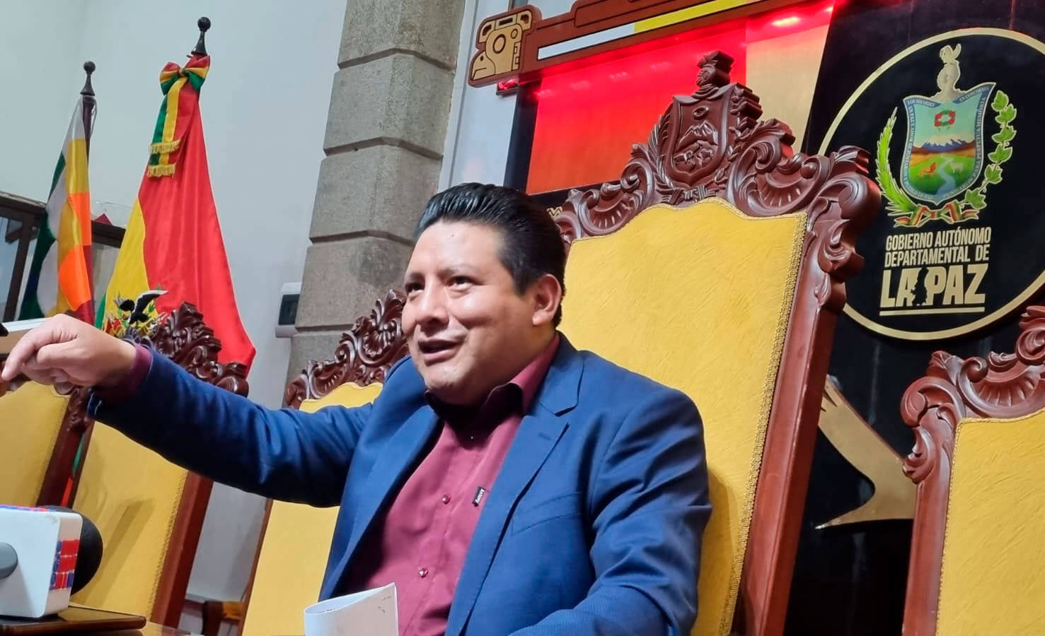 Santos Quispe firma decreto de transición y anuncia que invitará a Revilla para reunión