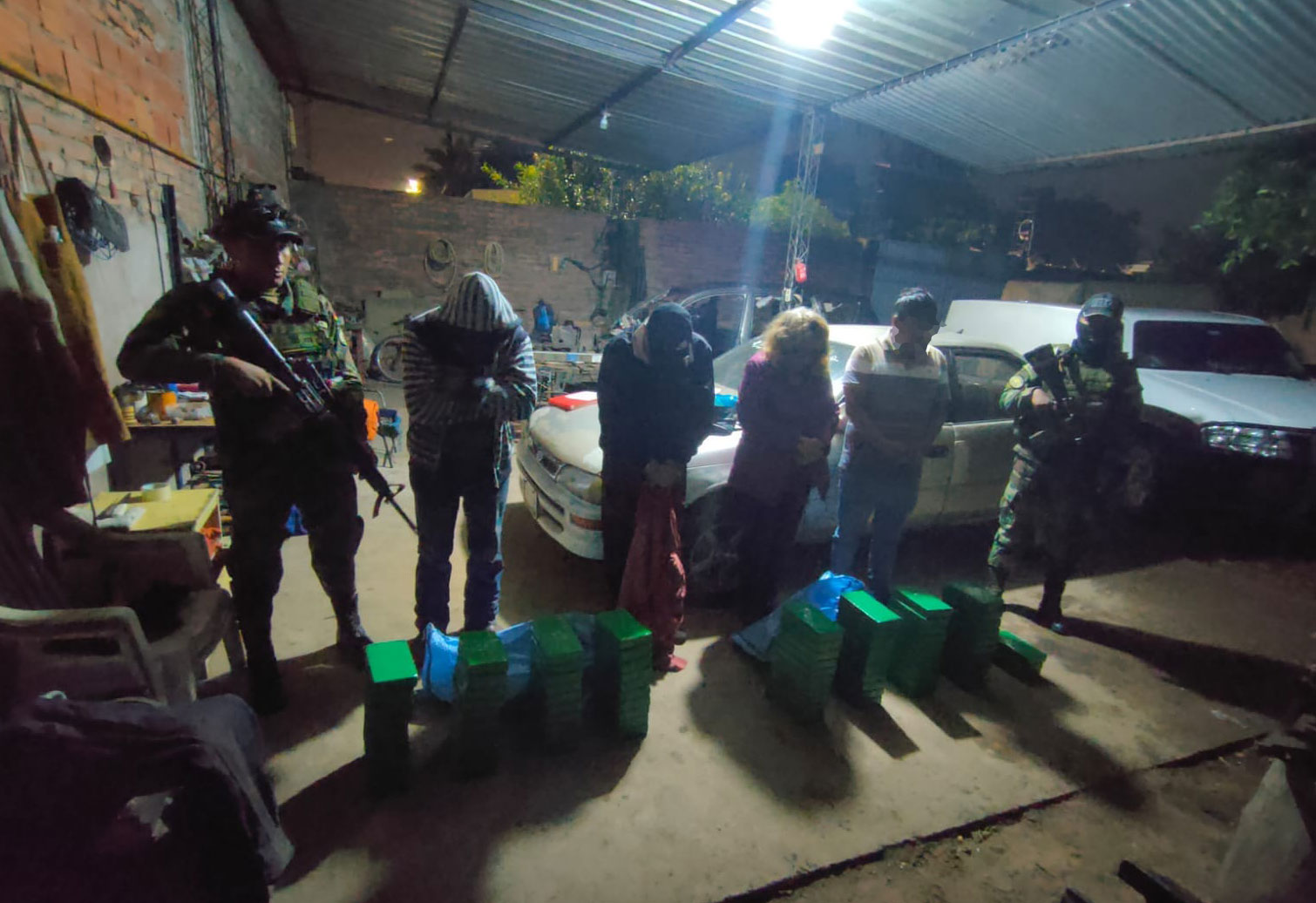 Hallan más de 80 kilos de droga que eran acopiados en un taller de mecánica en Yacuiba