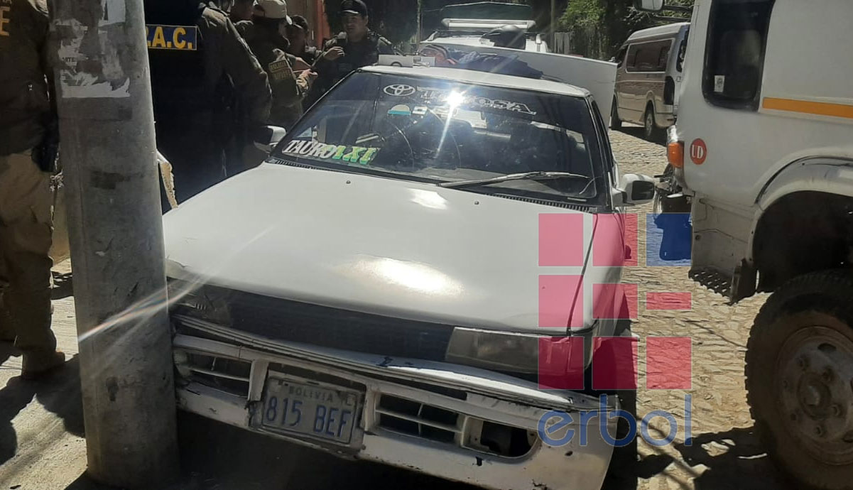 La Paz: Delincuentes terminan chocando su vehículo contra un poste durante persecución policial