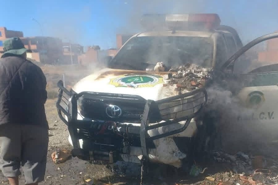 Queman un vehículo policial en el camino a Laja
