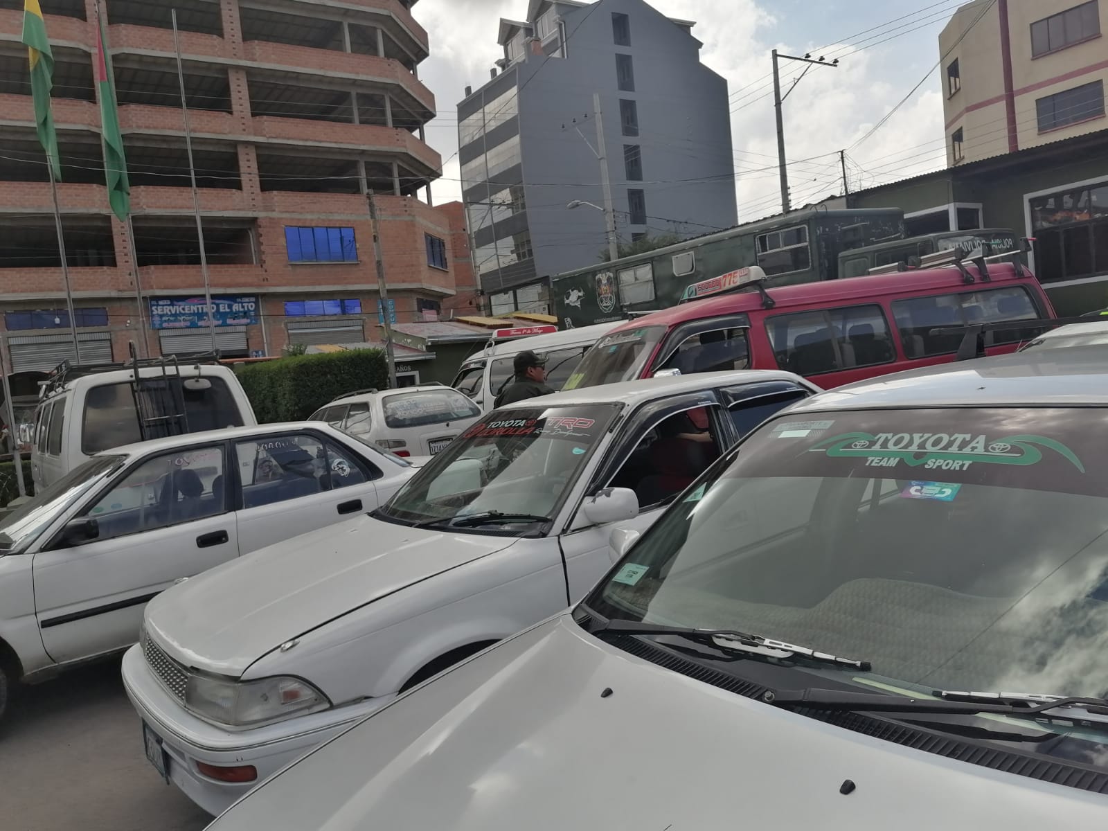 Retienen a 31 vehículos en diferentes calles de El Alto que estaban circulando sin placas