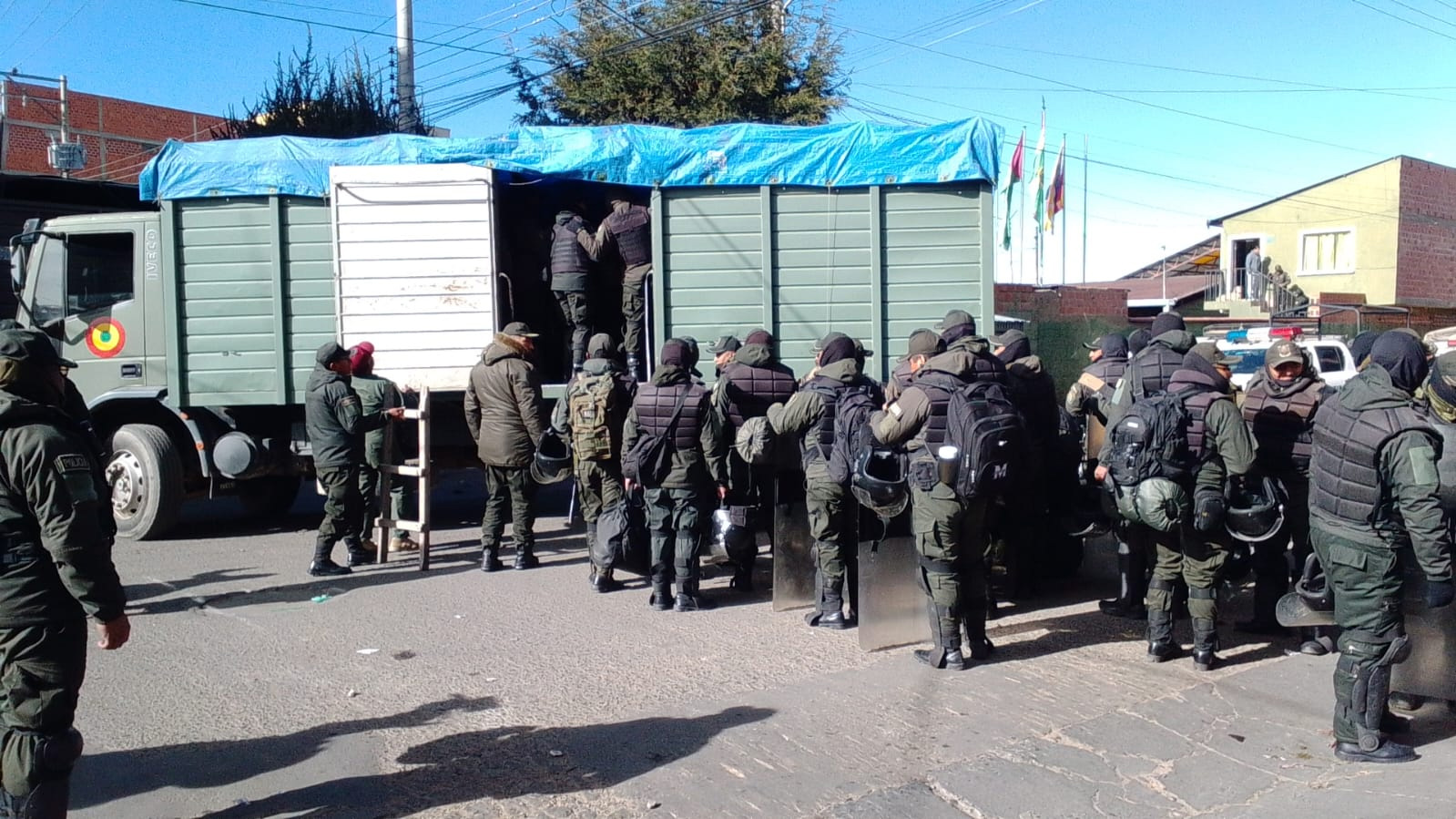 Inician movilización de tropas a los puntos de bloqueo en el altiplano paceño