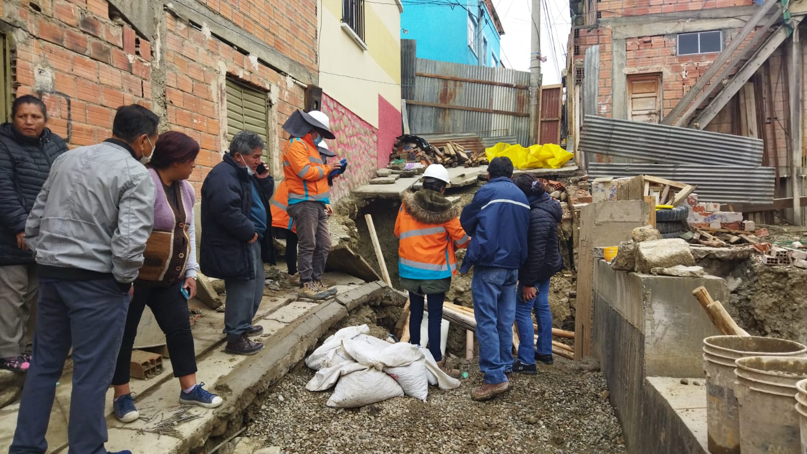 Filtraciones de agua provocan la caída de una tarima y dos casas tienen  riesgo de colapsar en La Paz | Erbol
