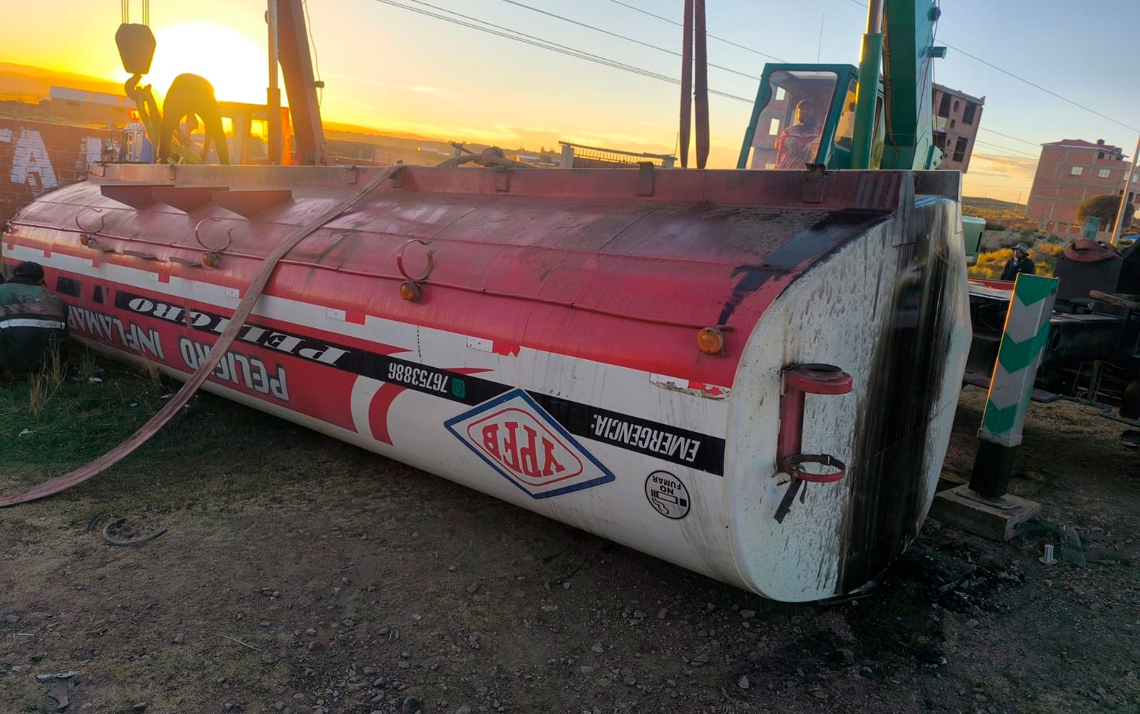Cisterna de combustible se volcó en la carretera La Paz-Oruro; conductor alega cansancio
