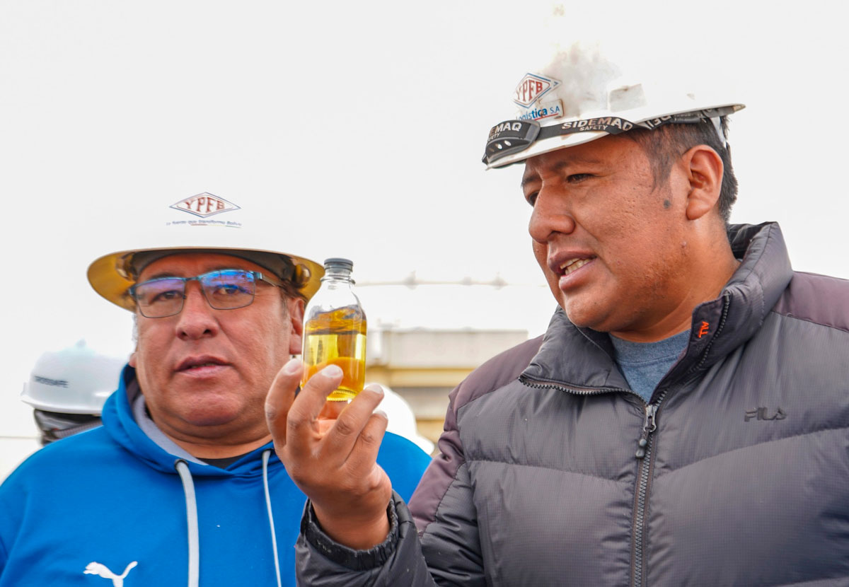 Dirigentes de choferes de La Paz verificaron la gasolina en la planta de Senkata